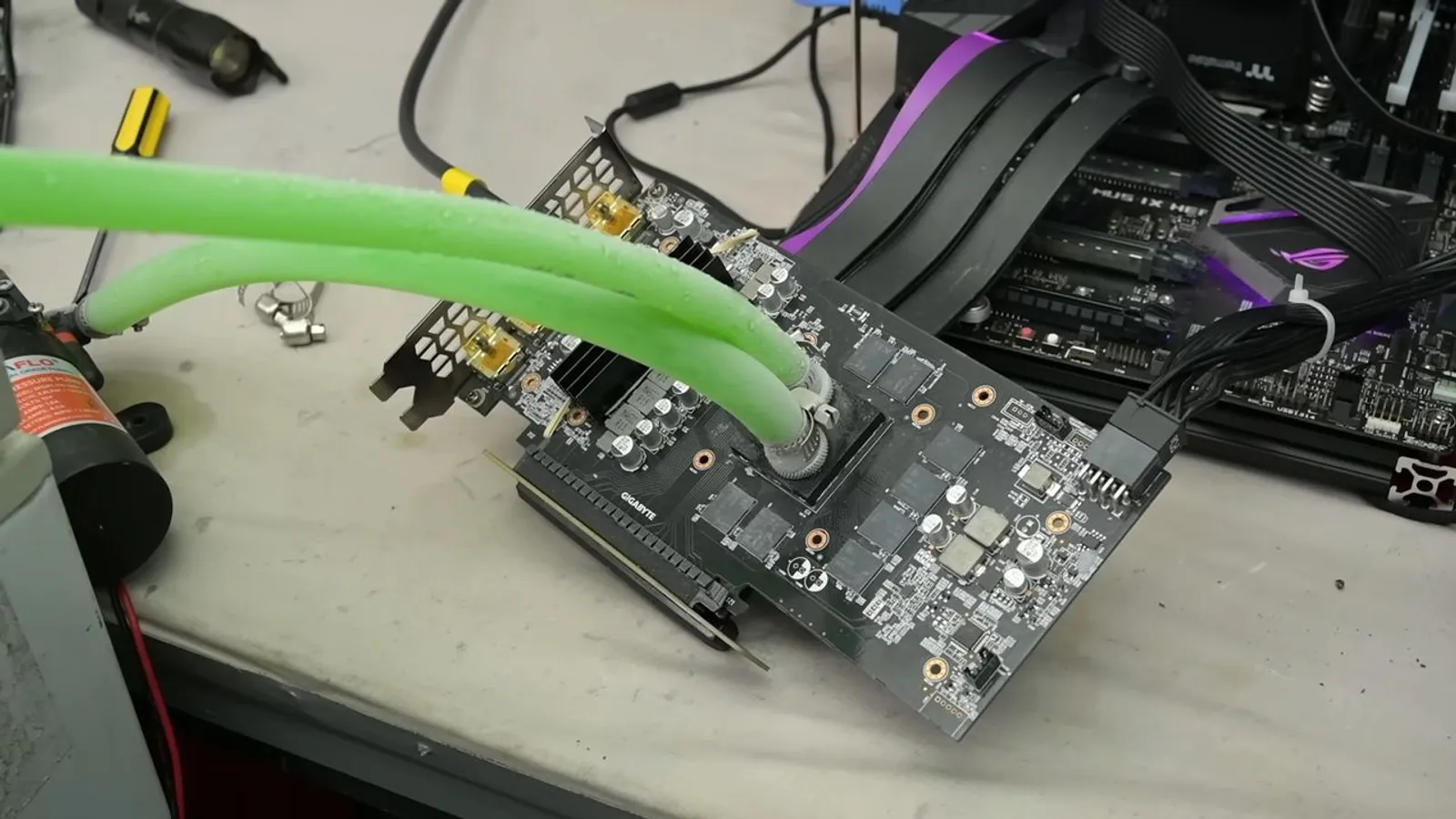 Modder pumpt Kühlwasser direkt auf blankes GPU-Silizium
